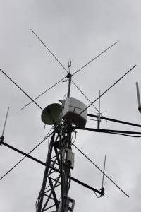 Vue des antennes TX et RX de F1ZEV (la RX est en tête de mat)